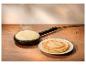 Silvercrest crêpemaker maakt een crêpe, met een stapel crêpes op een bord.