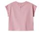 Roze T-shirt met korte mouwen en knoopjes aan de achterkant van de hals.
