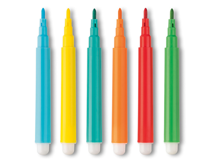 Zes kleurpotloden in verschillende kleuren.