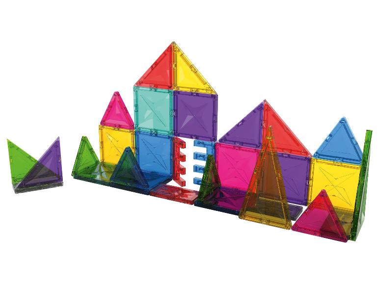Een verzameling kleurrijke, doorschijnende magnetische bouwstukken gerangschikt in huis- en piramidevormen.