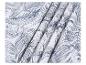 Witte stof met blauwe print van tropische bladeren en bloemen.