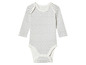 Witte baby romper met blauwe strepen.