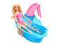 Pop in roze badpak ontspant in een blauw zwembad met glijbaan.