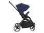Een blauwe kinderwagen met grote wielen en een opbergmand.
