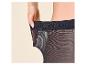 Vrouw trekt aan de elastische tailleband van een zwarte panty.
