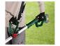 Een man gebruikt een accu-aangedreven Parkside-grasmaaier op een groen gazon.