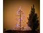 Spiraalvormige kerstboom met kleurrijke LED-lampjes en een kleine dennenboom.