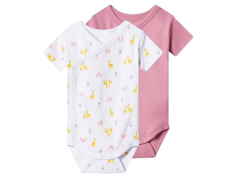 Twee babyrompertjes: één wit met giraffen en regenbogen, en één roze.