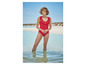 Een vrouw in een rode badpak met ruches in de zee.