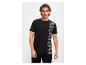 Man in zwart T-shirt met wit Bench-logo en zwarte broek