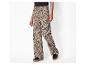 Beige wijde broek met zwarte luipaardprint en zwarte sneakers met bruine zool.