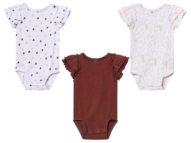 Drie baby rompertjes met korte mouwen: hartjes, bloemen en effen bruin.