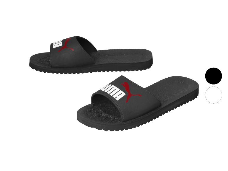 Zwarte Puma slippers met rood logo en witte tekst.