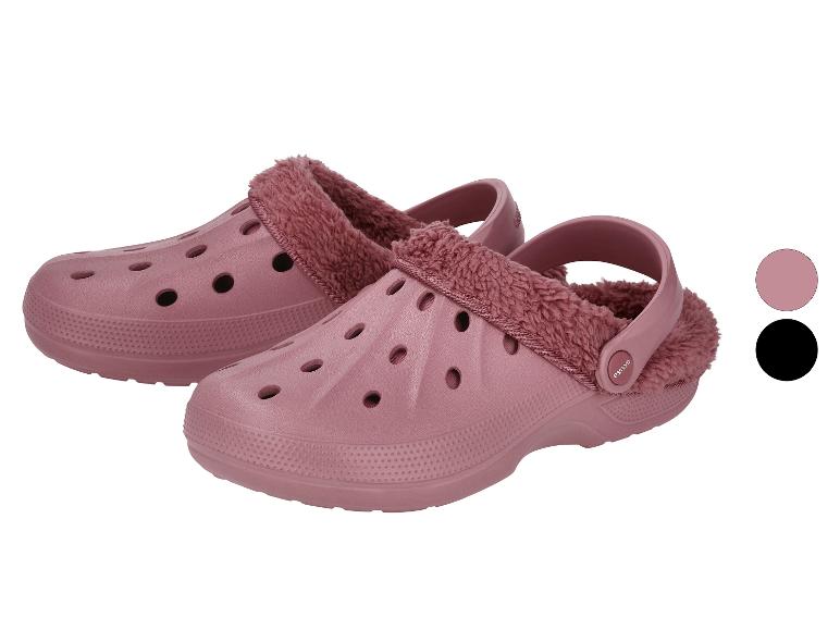 Roze gevoerde klompen met twee kleurstalen ernaast.