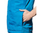 Een blauwe Crivit-bodywarmer met een hand in de zak.