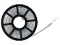 Opgerolde LED-strip op een zwarte spoel met aangesloten kabel