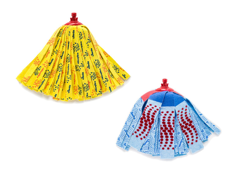 Twee Vileda moppen, een gele met microvezel en een blauwe met stippen.