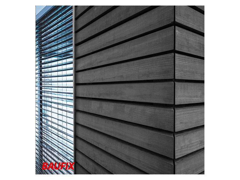 Houten gevelbekleding en een raam met lamellen, Baufix.