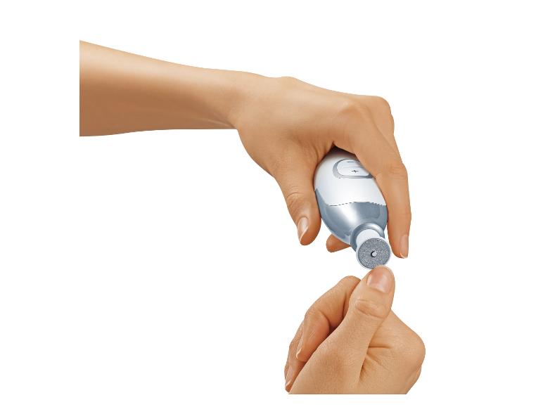 Een vrouw gebruikt een elektrisch Scholl apparaat voor manicure.