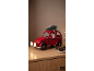 Rode kerstauto met kerstboom en kerstman op een houten tafel.