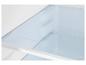 Interieur van een koelkast met een glazen plank met opschrift „SAFETYGLASS”.