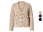 Beige gebreid vest met knopen en een kleurenpalet aan de zijkant.