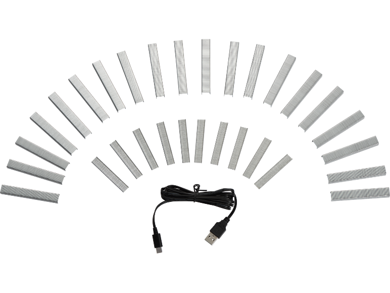 Een reeks nietjes gerangschikt in een boog, met een opgerolde USB-kabel eronder.