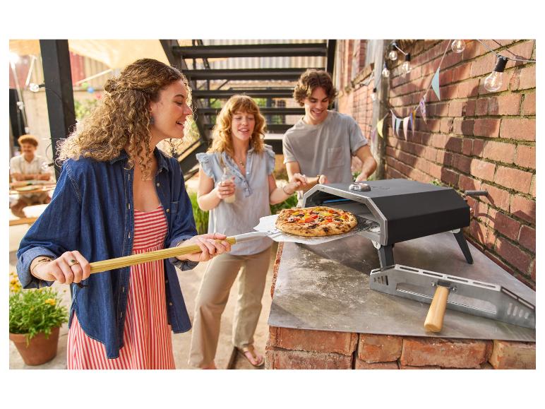 Pizza uit houtoven, pizzaschep en buitenoven.