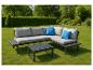 Grijze loungeset met blauwe kussens en salontafel op gras.