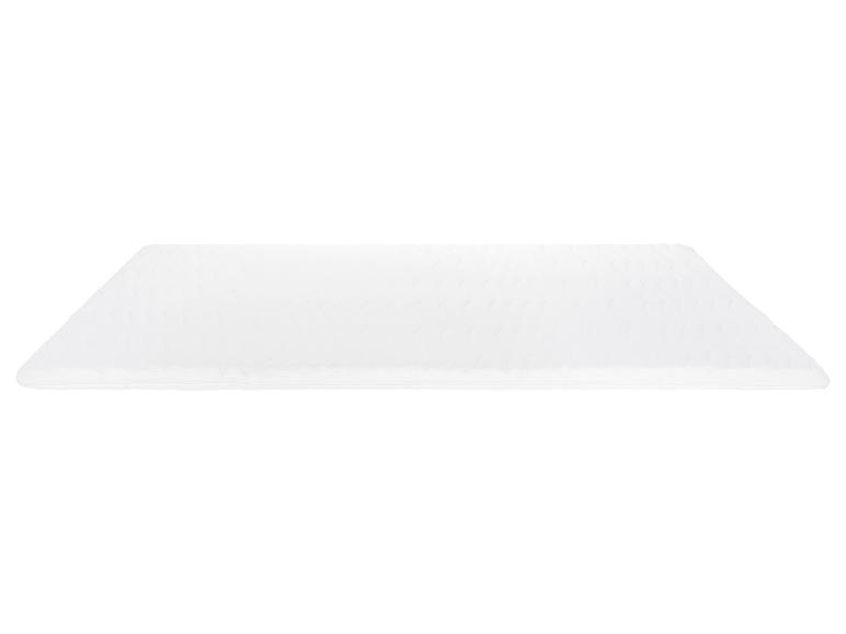 Een wit matras met een gestikte structuur.