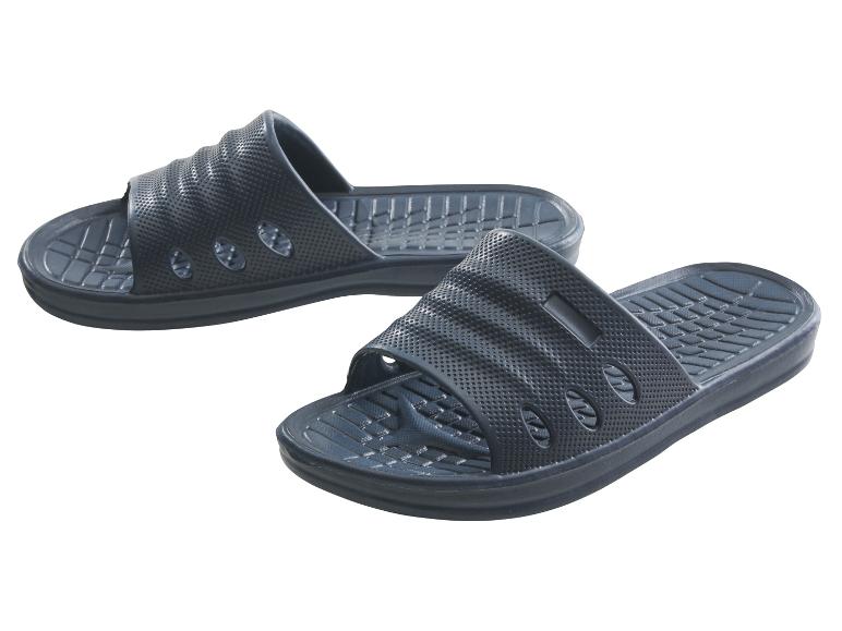 Een paar donkergrijze rubberen slippers met een geperforeerd bovenwerk en gestructureerde zool.