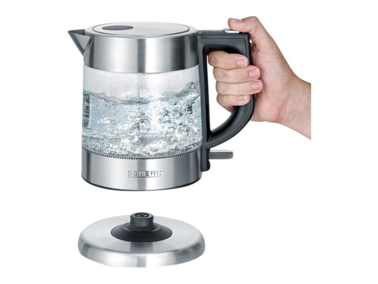 Severin glazen waterkoker met kokend water, vastgehouden door een hand, naast de basis.
