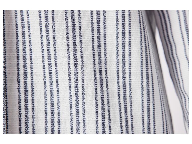 Een close-up van een gestreept wit shirt.