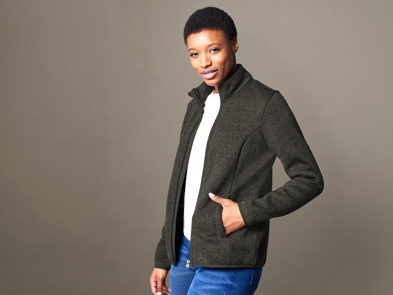 Vrouw met een groen jack en jeans