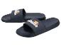 Twee donkerblauwe zwembadsandalen met een kleurrijk logo aan de bovenkant