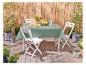 Witte opklapbare tafel en stoelen, groene tafelkleed, tuinsetting.