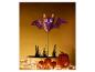 Halloween decoratie met paarse vleermuis, pompoenen en lichtjes.