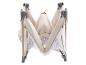 Opgevouwen beige reiswieg met witte mesh details en een rode band.