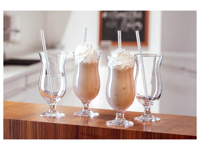 Crème-frappuccinos in glazen, met rietjes.