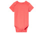 Een roze baby romper met korte mouwen.