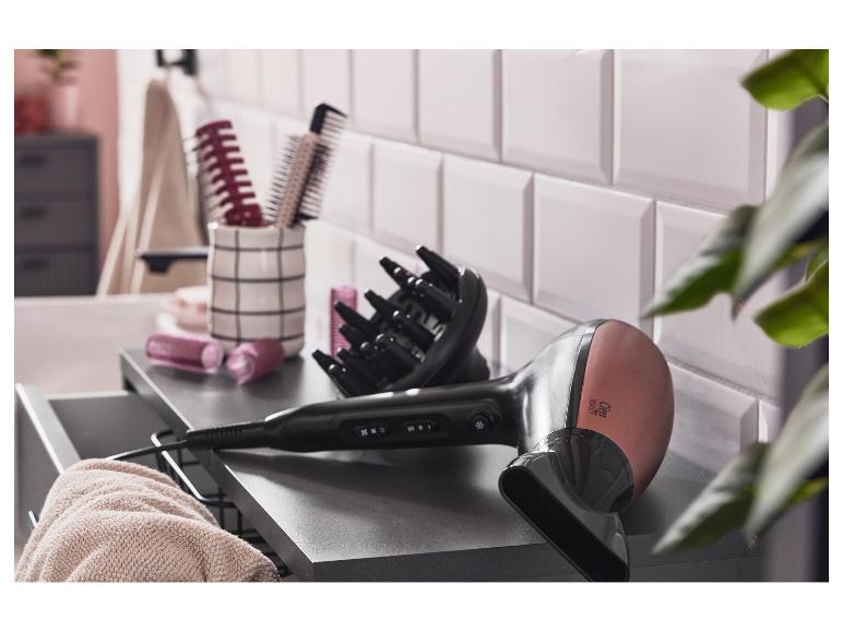 Cien Beauty föhn met accessoires op een badkamermeubel.