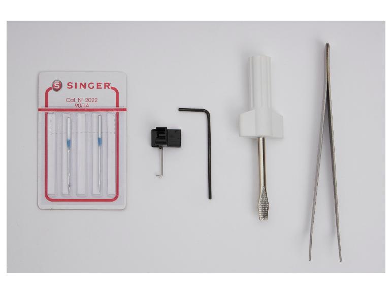 Naaimachineaccessoires: naalden, schroevendraaier, inbussleutel en pincet.