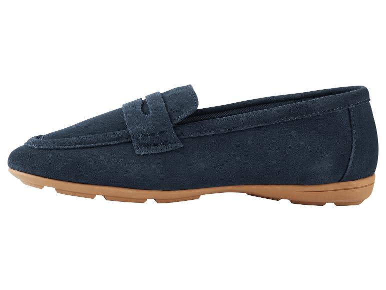 Een paar blauwe suède mocassins met een bruine zool.