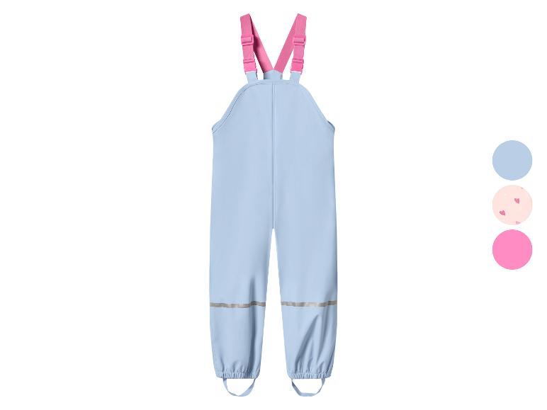 Lichtblauwe kinderregenbroek met roze bretels en reflecterende strepen.