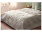 LIVARNO home sprei met een elegant doorgestikt patroon op een bed.