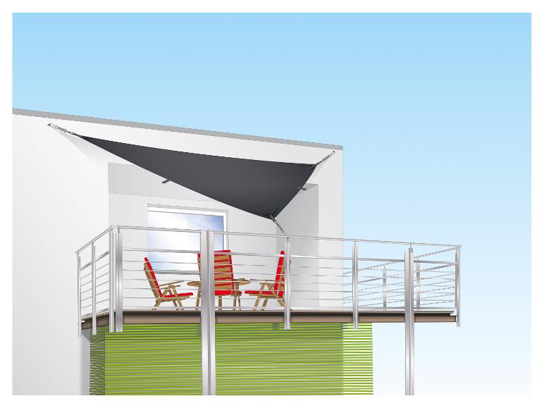 Driehoekige zonnescherm en balkonmeubilair: stoelen en tafel.