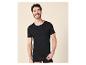 Lachende man in zwart ondershirt en boxershort.