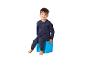 Jongen zit op een blauwe kubus, gekleed in een donkerblauwe pyjama met voertuigpatronen.
