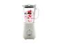 Witte blender met glazen kan gevuld met bessen en yoghurt.