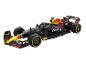 Een zwarte Red Bull Formule 1 raceauto met gele en rode accenten, met sponsorlogo's.